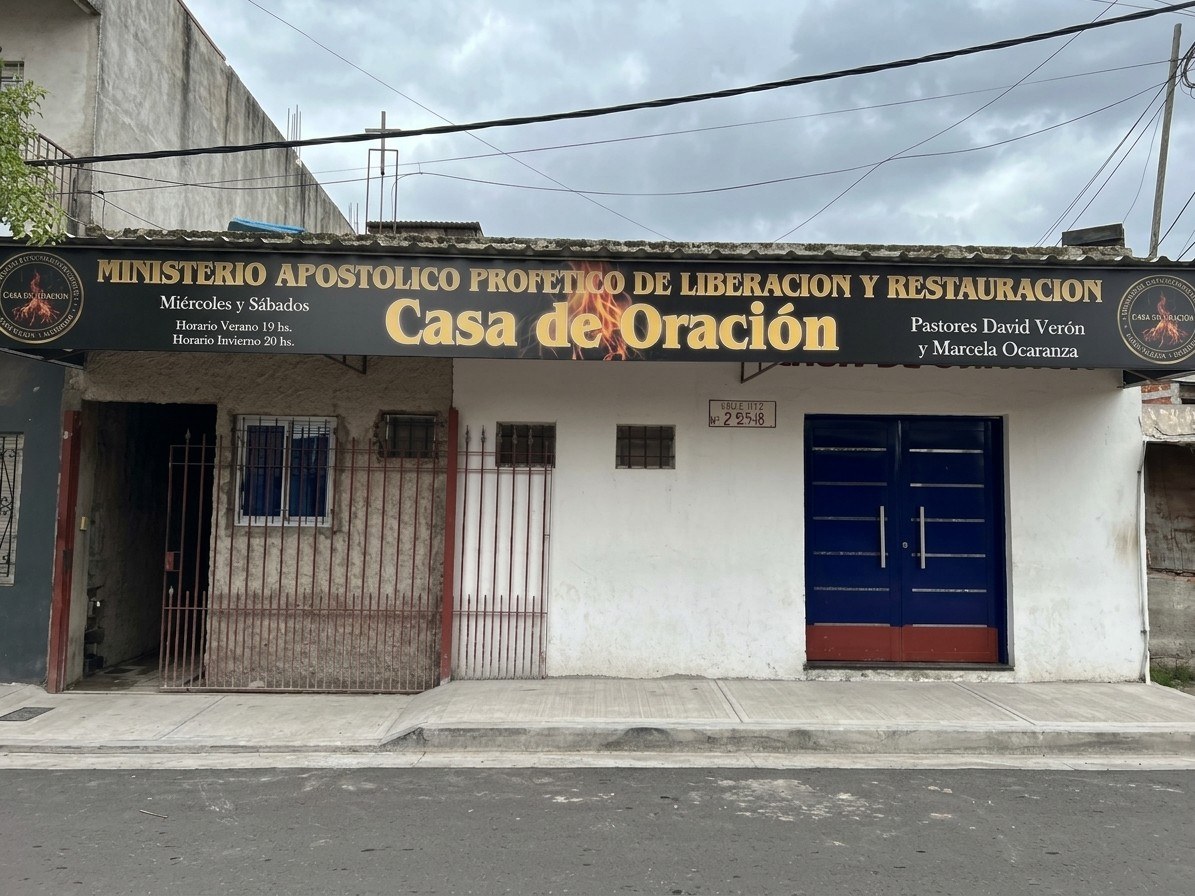 Frente de la Iglesia Casa de Oración, Calle 172 N°2548, con el cartel y la puerta azul
