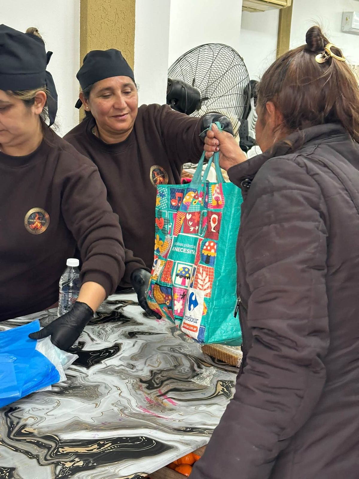 Voluntarias del comedor sirviendo comida
